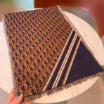 🆕Dior官网最新款双面围巾❗️男女士的福利 超温柔洋气的双面设计 - Imagem 2