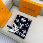 Monogram Blast Knitted 围巾以立体笔触重绎路易威登标识