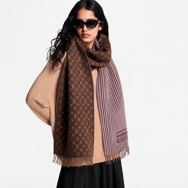 本款My Neverfull围巾为柔暖毛绒混纺铺陈经典Monogram