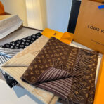 本款My Neverfull围巾为柔暖毛绒混纺铺陈经典Monogram - 图片 2