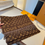 本款My Neverfull围巾为柔暖毛绒混纺铺陈经典Monogram - 图片 3