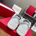 ALENTINO华伦天奴V家Freedots系列 情侣款 铆钉 休闲 运动鞋 滑板鞋 白灰配色 - 图片 3