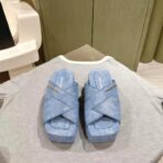 亚历山大・王（Alexander Wang）交叉带牛仔布厚底拖鞋（金属 Logo 款，牛仔蓝配色）（