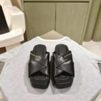 亚历山大・王（Alexander Wang）交叉带皮革厚底拖鞋（金属 Logo 款，黑色配色）