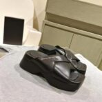 亚历山大・王（Alexander Wang）交叉带皮革厚底拖鞋（金属 Logo 款，黑色配色） - 图片 4