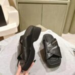 亚历山大・王（Alexander Wang）交叉带皮革厚底拖鞋（金属 Logo 款，黑色配色） - 图片 3