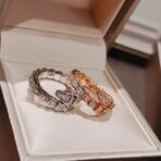 BVLGARI宝格丽Serpenti Viper系列窄版灵蛇满钻2圈蛇骨戒指