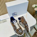 Burberry BOX 系列格纹低帮运动鞋（驼色格纹配蓝色细节款） - Imagem 3