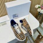 Burberry BOX 系列格纹低帮运动鞋（浅驼色格纹配蓝色细节款） - Imagem 3
