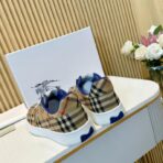 Burberry BOX 系列格纹低帮运动鞋（浅驼色格纹配蓝色细节款） - Imagem 2