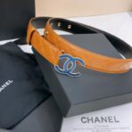 CHANEL（香奈儿）棕色菱格纹皮革蓝色双 C 水钻扣腰带