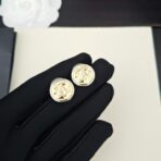 Chanel 金色双 C 圆形耳钉