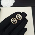 Chanel 黑色珐琅金色双 C 椭圆形耳钉 - 图片 2