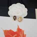Chanel 黑色珐琅金色双 C 椭圆形耳钉 - 图片 3