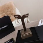 Chanel圆环珍珠双C5字香水瓶吊坠耳环 - 图片 4