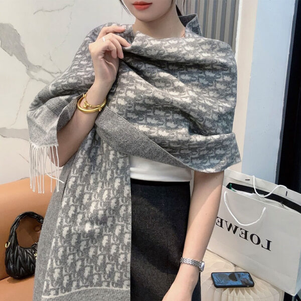 Dior（迪奥）最新款 · 这款 Oblique 印花围巾