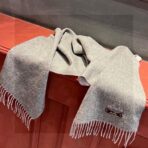 HERMFS【爱马仕】巴黎时装展双面羊绒围巾！浅灰色款 - 图片 3