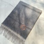 Hermes · 围巾 渐变拼色设计搭配镂空马车标志 浅灰色 - 图片 4