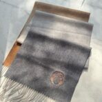 Hermes · 围巾 渐变拼色设计搭配镂空马车标志 浅灰色