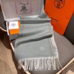 Hermes · 爱马仕围巾 简单颜色搭配低调刺绣logo 浅灰色款 - Imagem 2