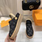 Louis Vuitton Monogram Platform Mule With Strap 满印老花厚底绑带穆勒拖鞋（黑老花配色款） - Imagem 4