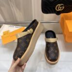 Louis Vuitton Monogram Platform Mule With Strap 经典老花厚底绑带穆勒包头拖鞋（棕黑老花配色款） - Imagem 4