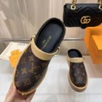 Louis Vuitton Monogram Platform Mule With Strap 经典老花厚底绑带穆勒包头拖鞋（棕黑老花配色款） - Imagem 3