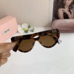 MIU MIU（缪缪）Cat Eye 系列 logo 装饰棕色猫眼太阳镜 - Imagem 3
