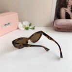 MIU MIU（缪缪）Cat Eye 系列 logo 装饰棕色猫眼太阳镜 - Imagem 4