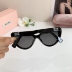 MIU MIU（缪缪）Cat Eye 系列 logo 装饰黑色猫眼太阳镜 - Imagem 4