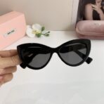 MIU MIU（缪缪）Cat Eye 系列 logo 装饰黑色猫眼太阳镜 - Imagem 3