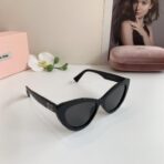 MIU MIU（缪缪）Cat Eye 系列 logo 装饰黑色猫眼太阳镜 - Imagem 2