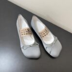 Maison Marginala MM6马吉拉低跟苹果头小单鞋 浅灰色 - 图片 4