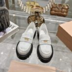 Miu Miu 2024 秋冬新款的厚底乐福鞋 白色