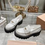 Miu Miu 2024 秋冬新款的厚底乐福鞋 白色 - 图片 3