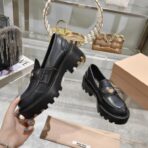 Miu Miu 2024 秋冬新款的厚底乐福鞋 黑色 - Imagem 2