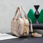 Miu Miu Matelassé Mini Coffer 米色绗缝小羊皮手提斜挎包 - Imagem 3