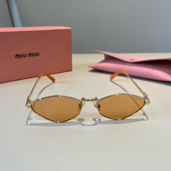 Miu Miu 复古猫眼太阳镜 褐色