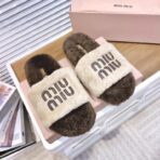 M家2024缪缪 秋冬新款字母羊毛拖鞋卡其棕配色