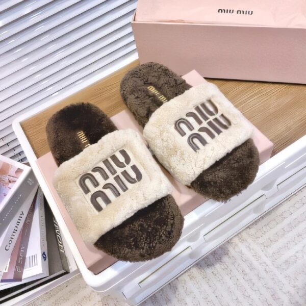M家2024缪缪 秋冬新款字母羊毛拖鞋卡其棕配色