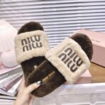 M家2024缪缪 秋冬新款字母羊毛拖鞋卡其棕配色 - 图片 4