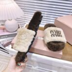 M家2024缪缪 秋冬新款字母羊毛拖鞋卡其棕配色 - 图片 3