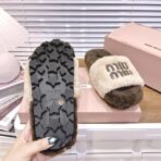 M家2024缪缪 秋冬新款字母羊毛拖鞋卡其棕配色 - 图片 2