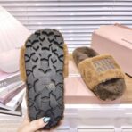 M家2024缪缪 秋冬新款字母羊毛拖鞋棕卡其配色 - Image 4