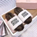 M家2024缪缪 秋冬新款字母羊毛拖鞋白棕配色