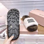 M家2024缪缪 秋冬新款字母羊毛拖鞋白棕配色 - 图片 2