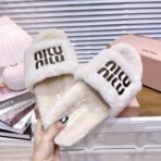 M家2024缪缪 秋冬新款字母羊毛拖鞋白色 - 图片 2