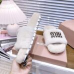 M家2024缪缪 秋冬新款字母羊毛拖鞋白色 - 图片 3