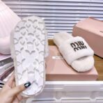 M家2024缪缪 秋冬新款字母羊毛拖鞋白色 - 图片 4