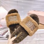 M家2024缪缪 秋冬新款字母羊毛拖鞋驼棕配色 - 图片 4